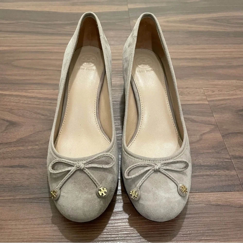 Like New Tory Burch Laila 50 Suede Block Heel Pumps Dust Storm, Size 7.5